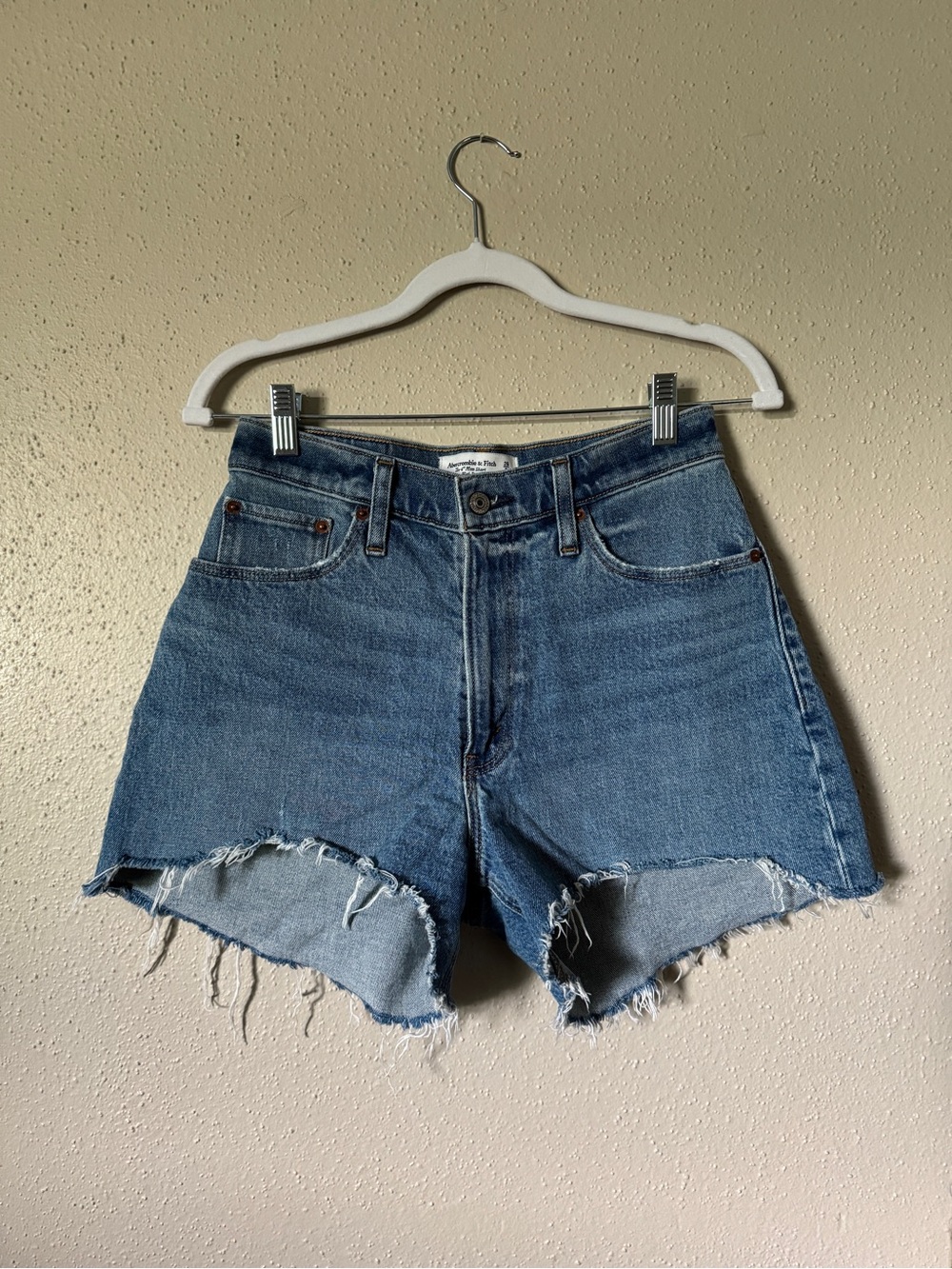 CURVE LOVE Abercrombie & Fitch High Rise 4” Mom Short • Medium Wash Blue